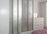 Угловой шкаф-купе в спальню, фасады -  матированное зеркало серебро с рисунком